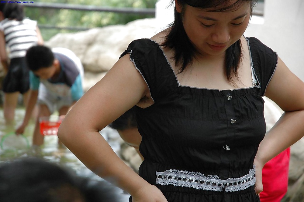 Chicas asiáticas mostrando axilas peludas
 #31937181