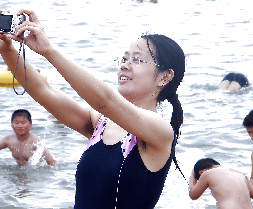 Chicas asiáticas mostrando axilas peludas
 #31937187