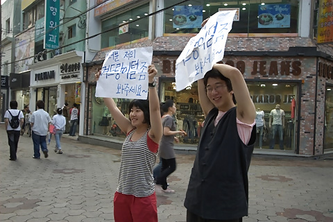 Chicas asiáticas mostrando axilas peludas
 #31937188