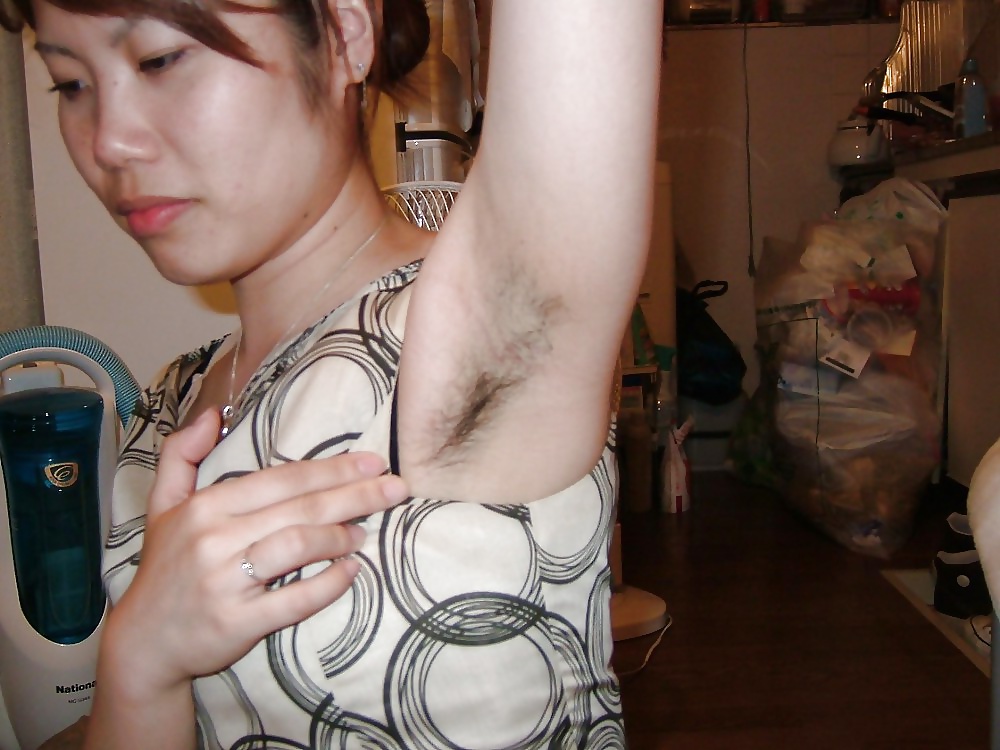 Chicas asiáticas mostrando axilas peludas
 #31937200