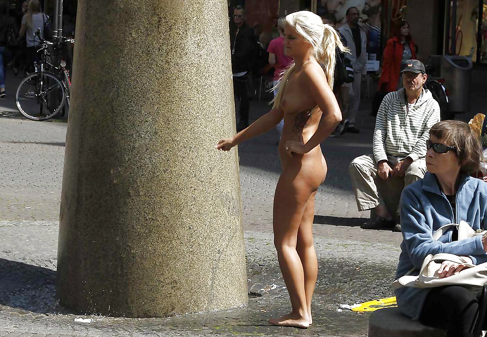 Desnudo en público 19
 #32025667