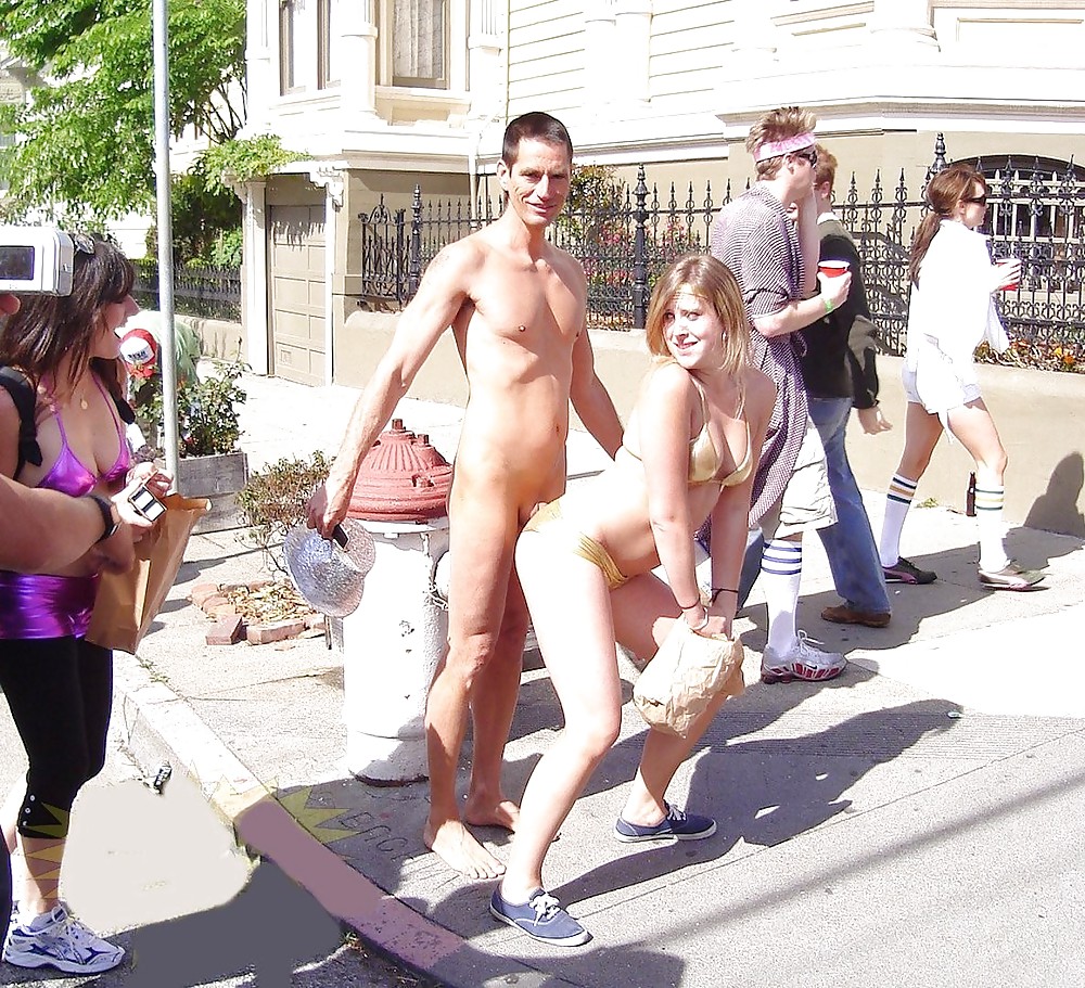 ¡Desnudos al aire libre!
 #24716288