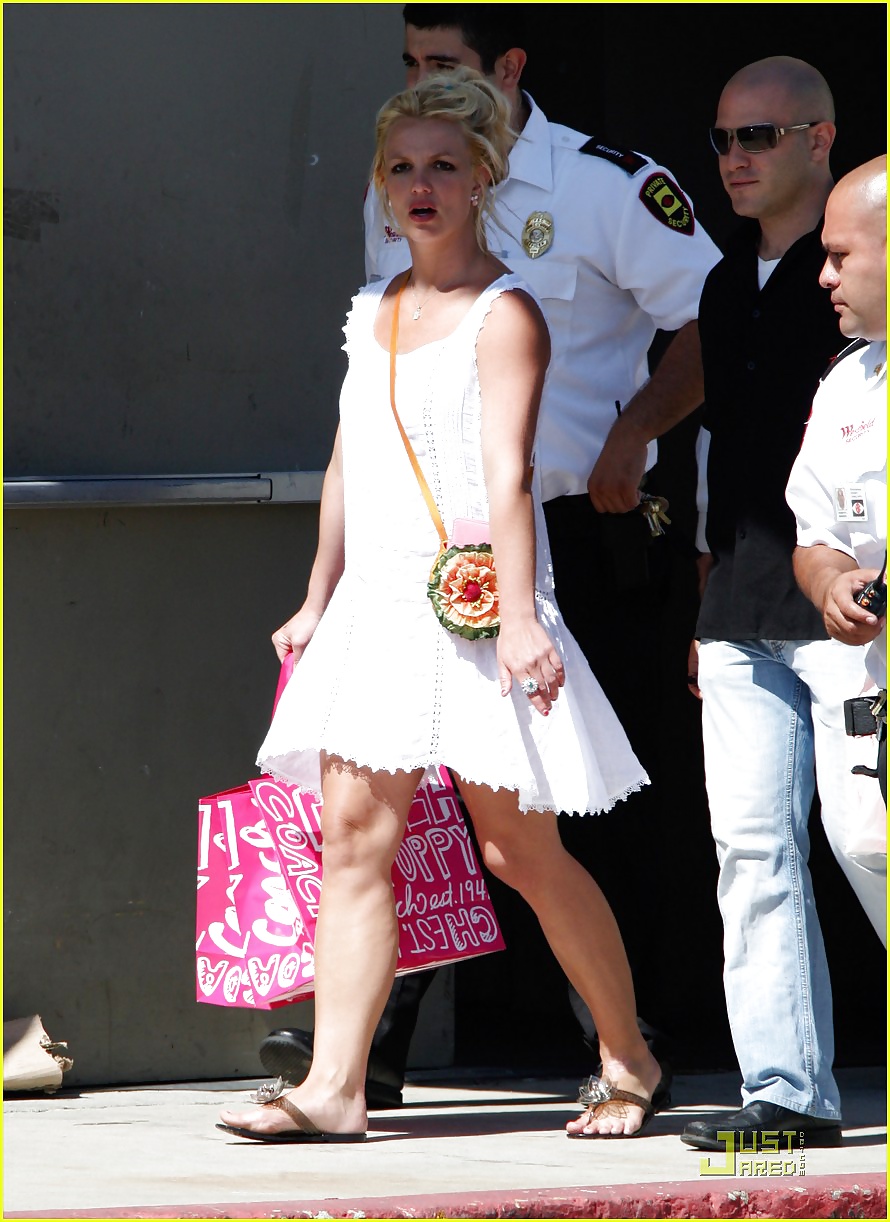 Britney in un vestito bianco che guarda bene.
 #26990834