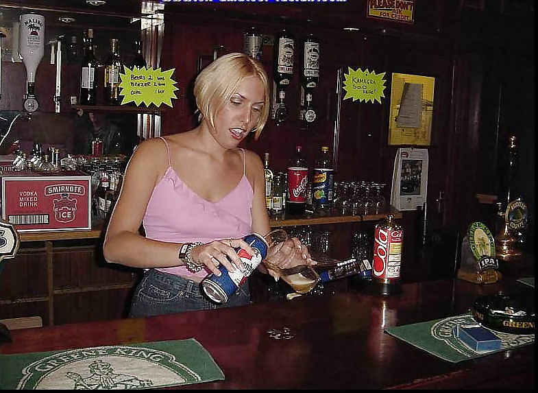 Amateur Bukakke MILF in Pub