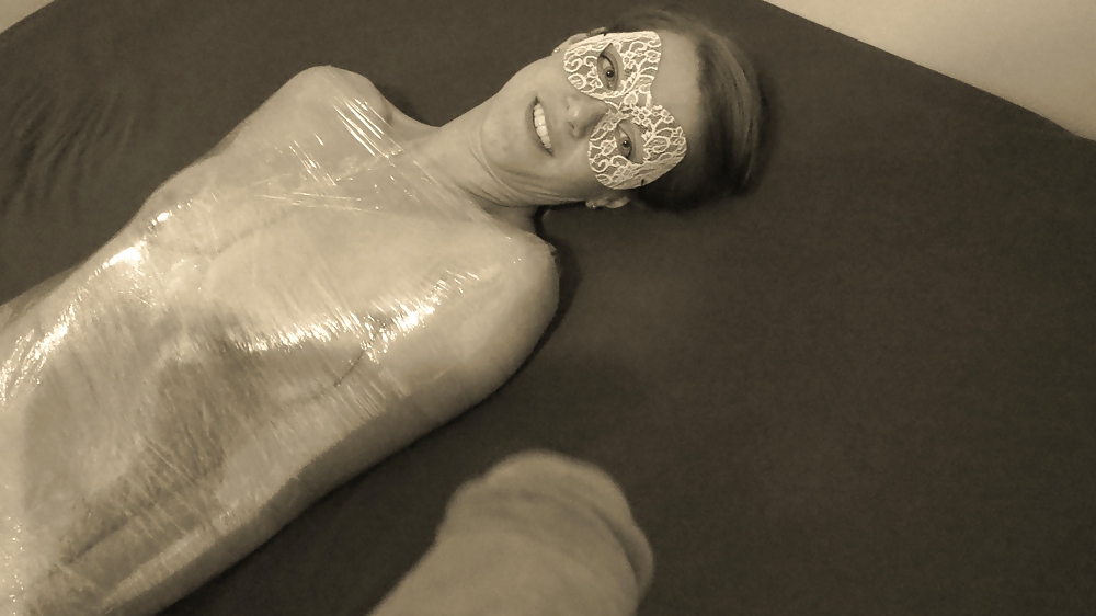 In cling film - in Frischhaltefolie verpackt #23517366
