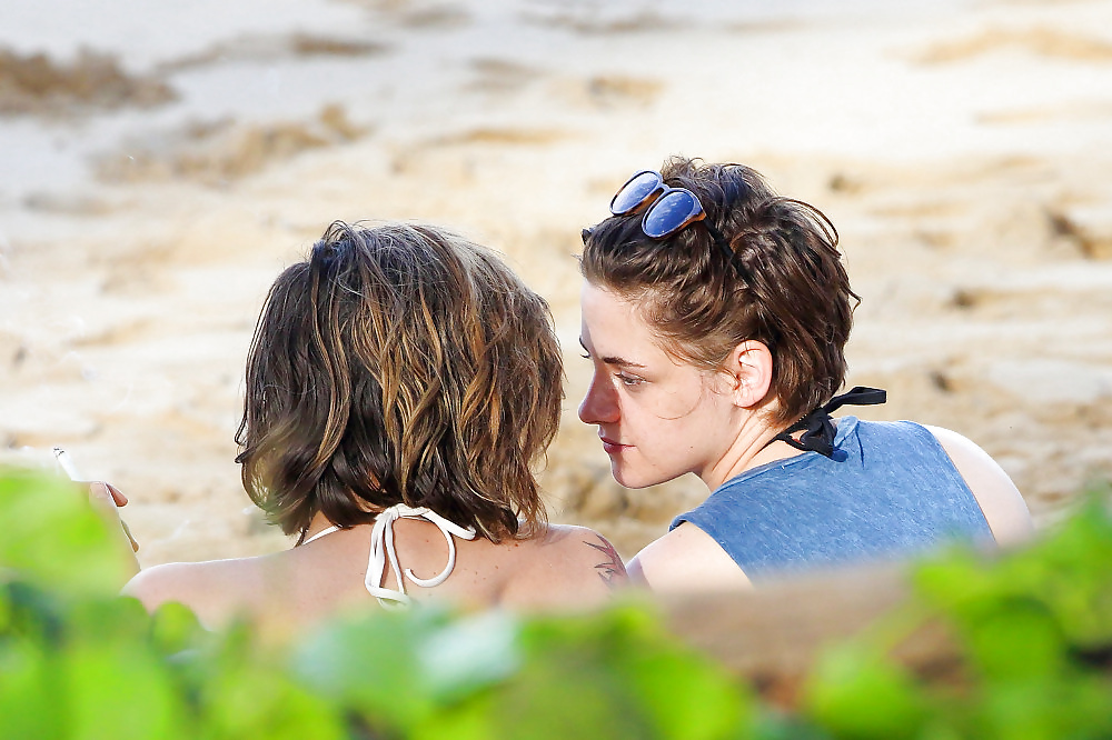 Kristen Stewart - Honolulu, New Year's Day 2015 #40480036