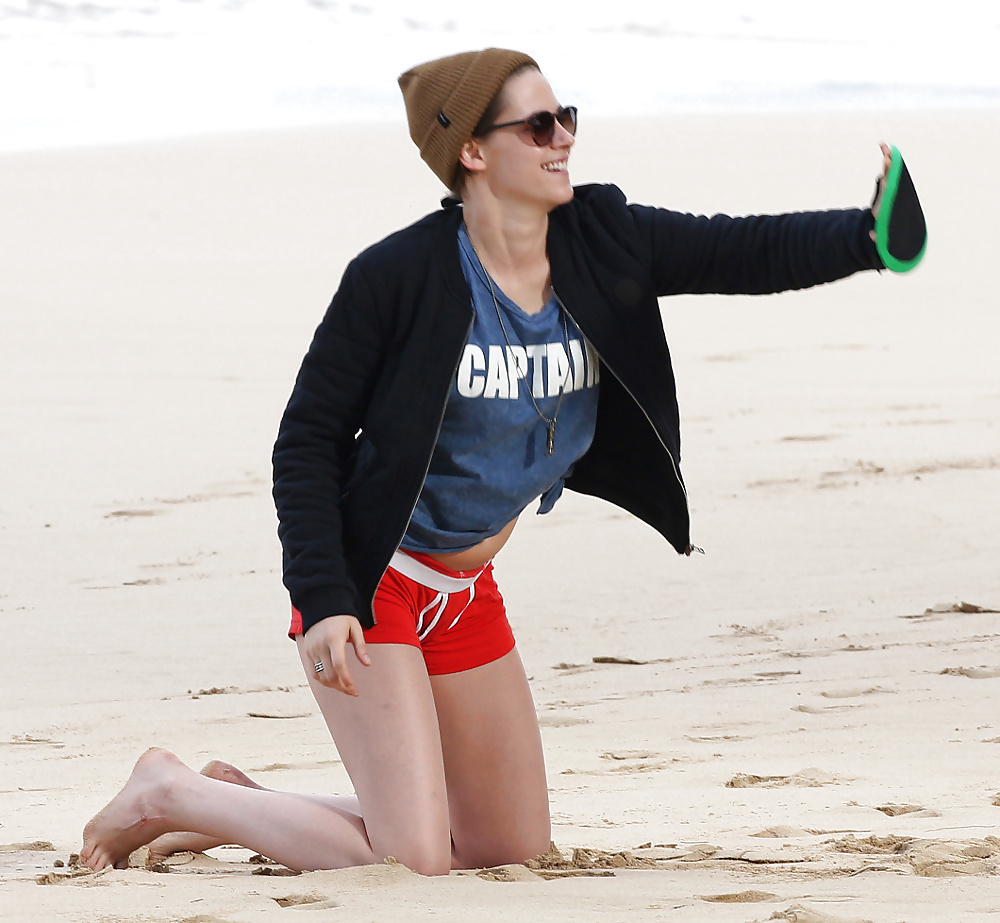 Kristen Stewart - Honolulu, New Year's Day 2015 #40480060