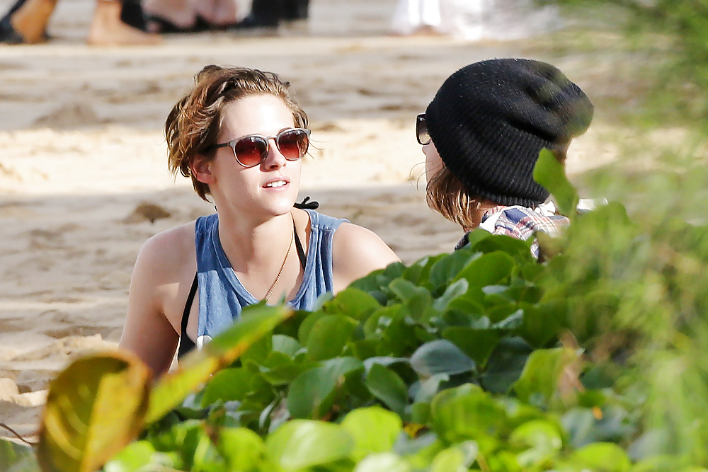 Kristen Stewart - Honolulu, New Year's Day 2015 #40480066