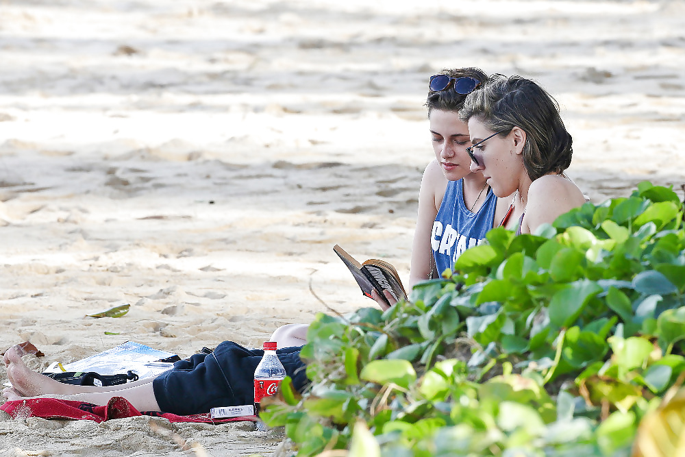 Kristen Stewart - Honolulu, New Year's Day 2015 #40480070