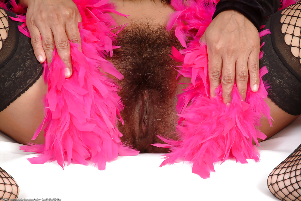 Avery y su arbusto ancho, negro, grueso y triangular. 
 #40198187