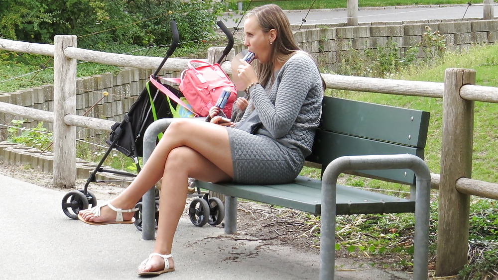 Sexy Blondine In Einem Sehr Kurzen Rock, Zeigt Ihre Langen Beine #28685915