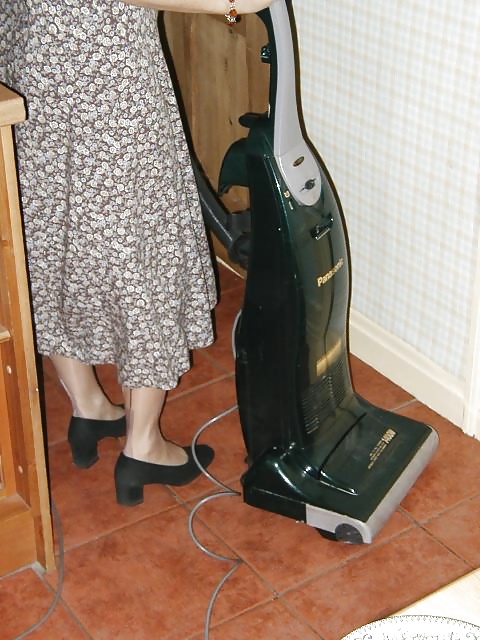 Amateur lady dresses as 1950s housewife