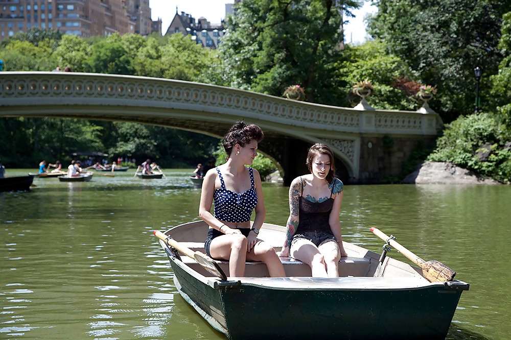 Chicas con poca ropa, sobre todo leyendo, sobre todo al aire libre
 #37332010