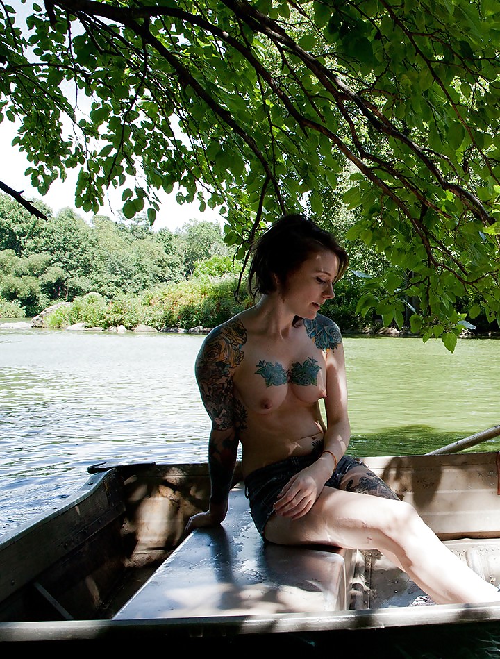 Chicas con poca ropa, sobre todo leyendo, sobre todo al aire libre
 #37332029