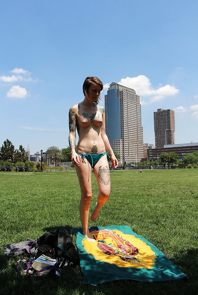 Chicas con poca ropa, sobre todo leyendo, sobre todo al aire libre
 #37332035