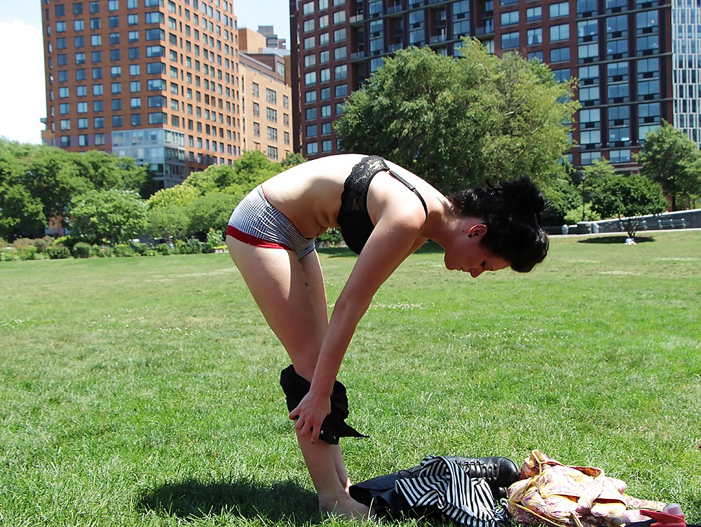 Chicas con poca ropa, sobre todo leyendo, sobre todo al aire libre
 #37332040