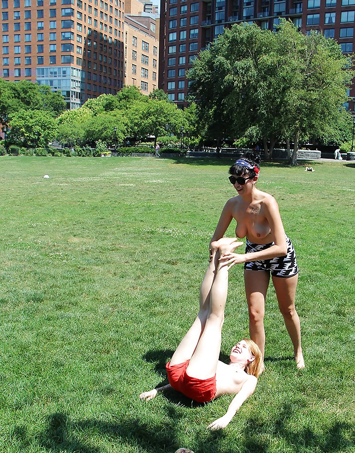 Chicas con poca ropa, sobre todo leyendo, sobre todo al aire libre
 #37332062