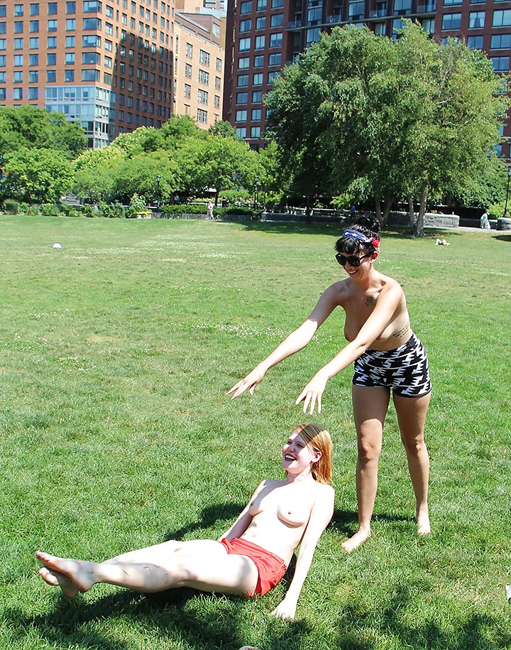 Chicas con poca ropa, sobre todo leyendo, sobre todo al aire libre
 #37332067
