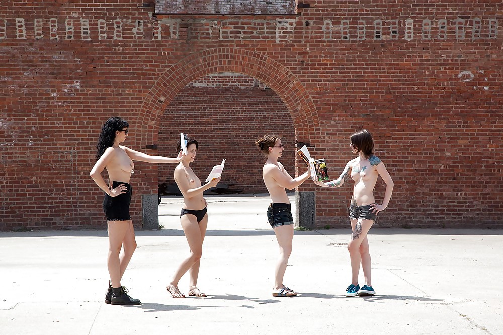Chicas con poca ropa, sobre todo leyendo, sobre todo al aire libre
 #37332082