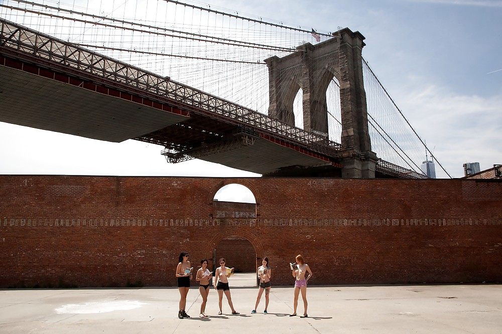 Chicas con poca ropa, sobre todo leyendo, sobre todo al aire libre
 #37332085