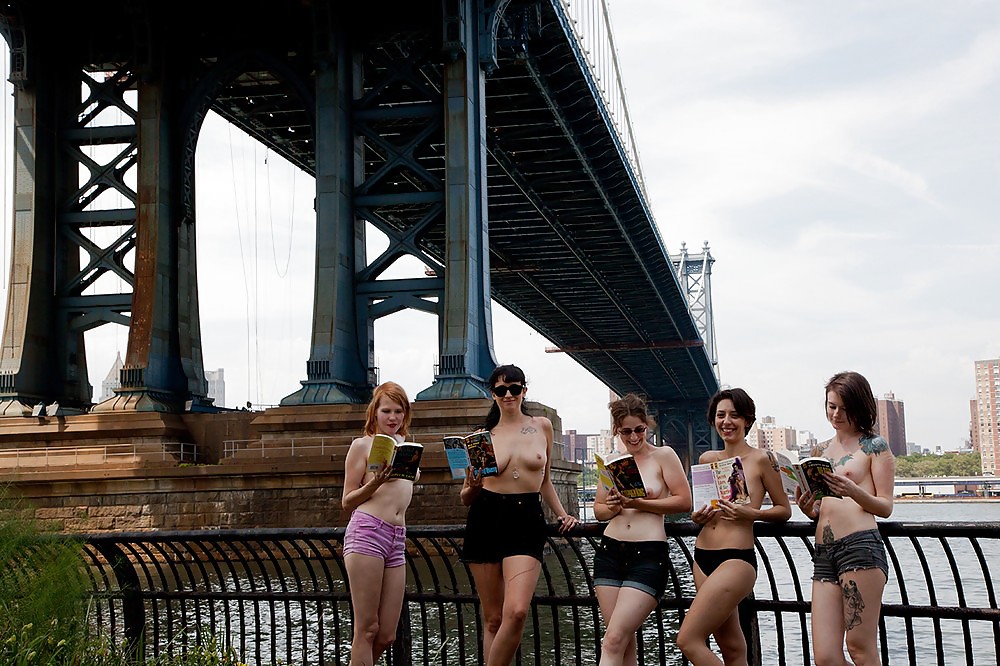 Chicas con poca ropa, sobre todo leyendo, sobre todo al aire libre
 #37332094