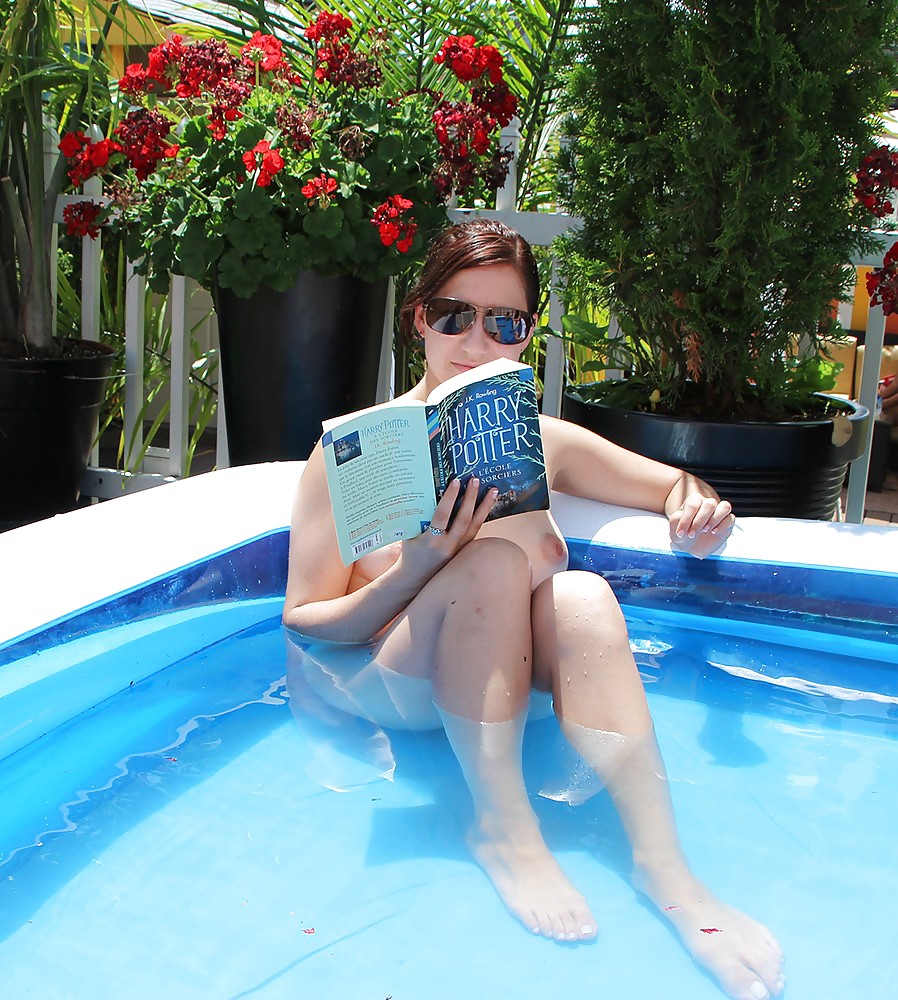 Spärlich Bekleideten Mädchen, Die Meist Zu Lesen, Vor Allem Im Freien #37332125