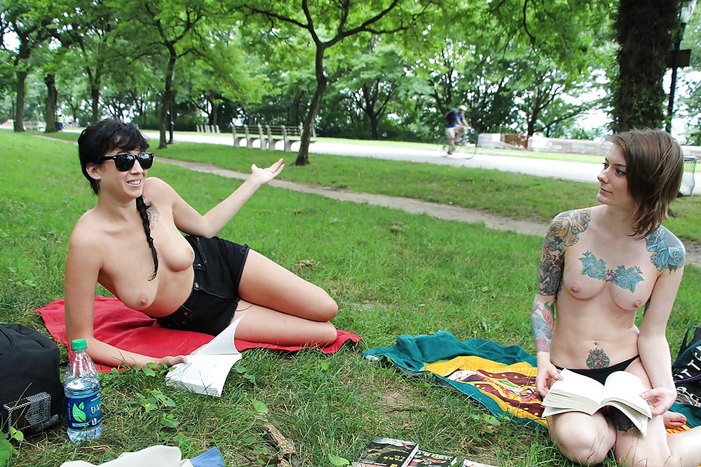 Chicas con poca ropa, sobre todo leyendo, sobre todo al aire libre
 #37332150