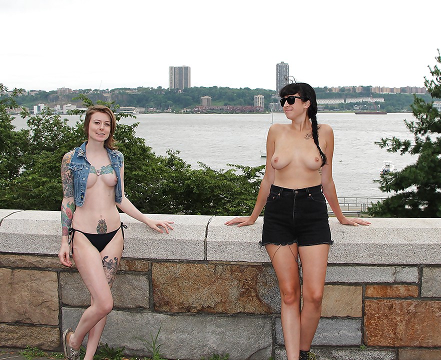 Chicas con poca ropa, sobre todo leyendo, sobre todo al aire libre
 #37332152