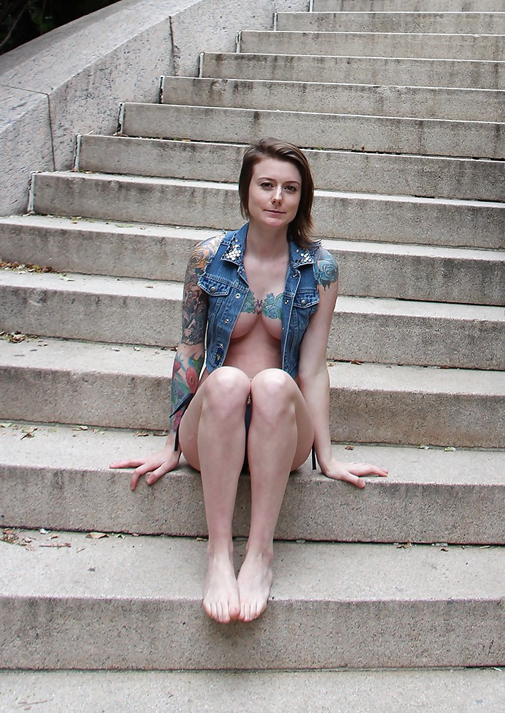 Chicas con poca ropa, sobre todo leyendo, sobre todo al aire libre
 #37332158