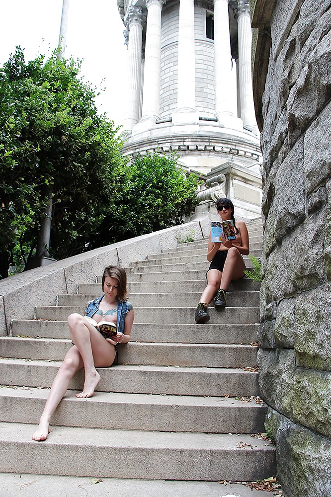 Chicas con poca ropa, sobre todo leyendo, sobre todo al aire libre
 #37332161