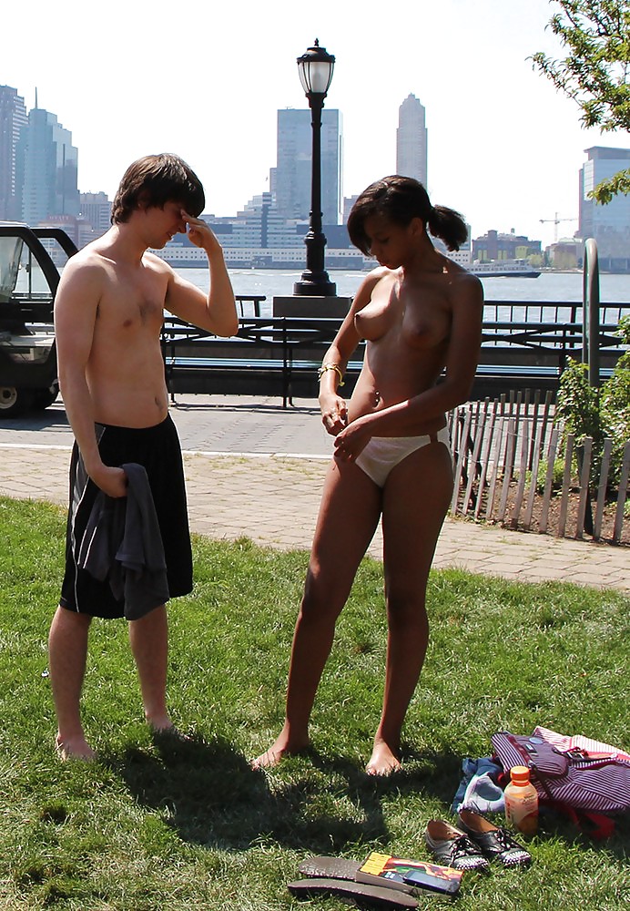 Chicas con poca ropa, sobre todo leyendo, sobre todo al aire libre
 #37332190