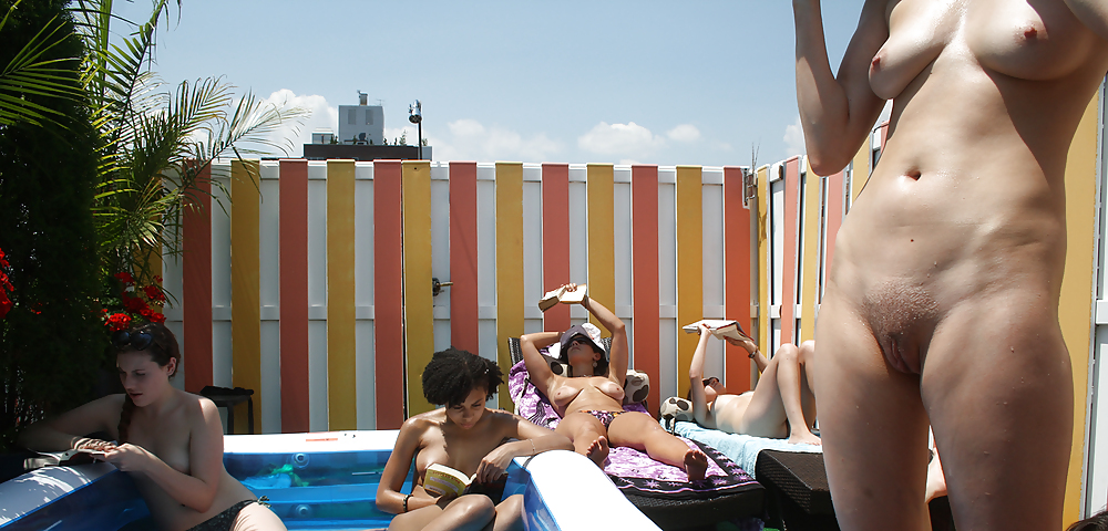 Chicas con poca ropa, sobre todo leyendo, sobre todo al aire libre
 #37332261