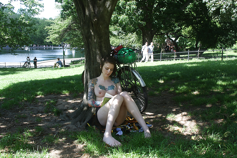 Chicas con poca ropa, sobre todo leyendo, sobre todo al aire libre
 #37332318