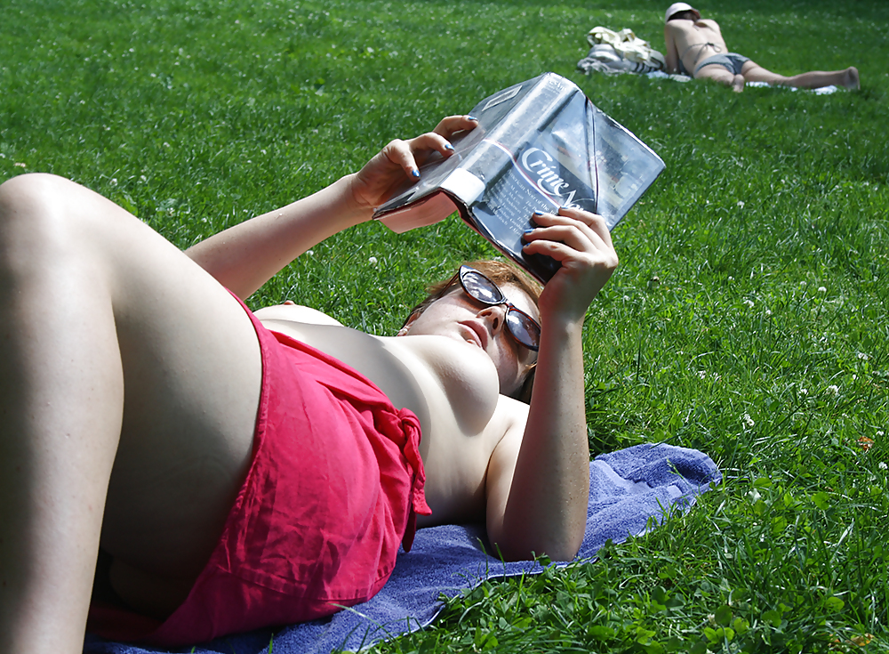 Chicas con poca ropa, sobre todo leyendo, sobre todo al aire libre
 #37332325