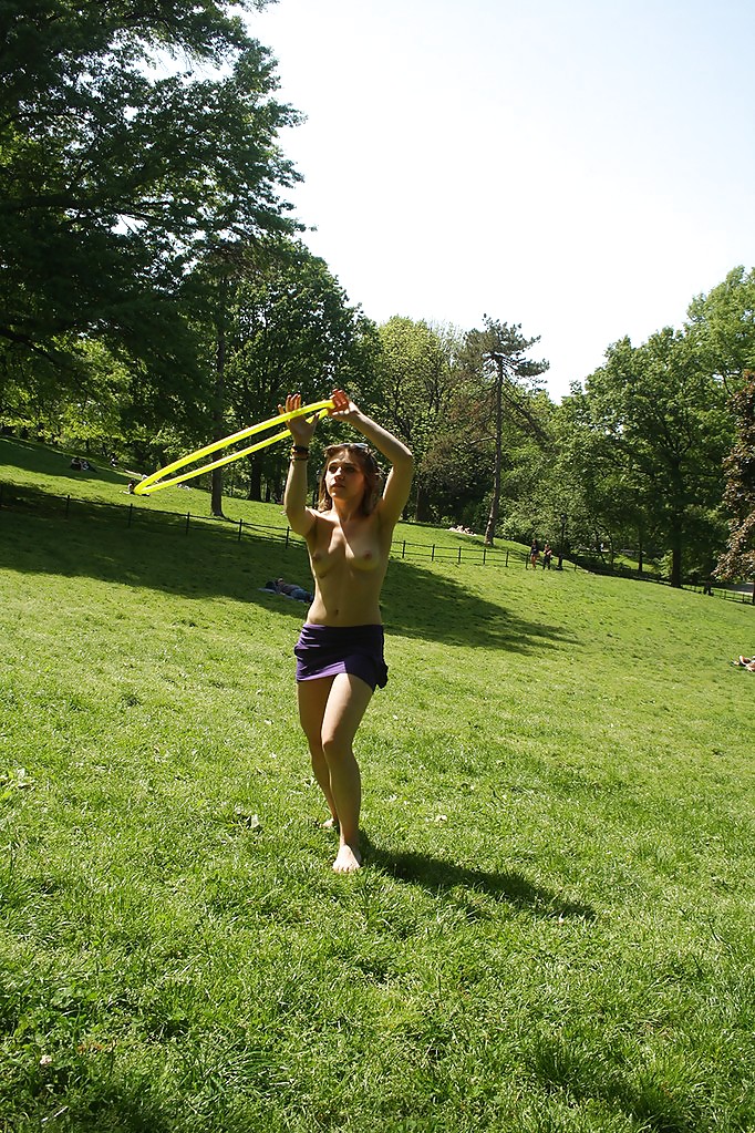 Chicas con poca ropa, sobre todo leyendo, sobre todo al aire libre
 #37332352