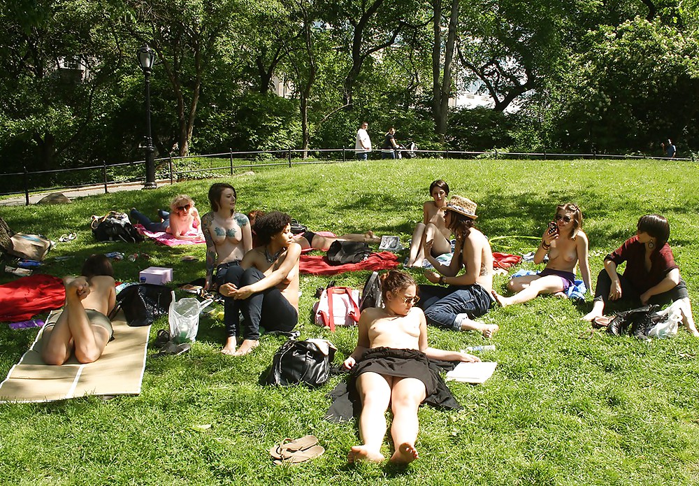Chicas con poca ropa, sobre todo leyendo, sobre todo al aire libre
 #37332357