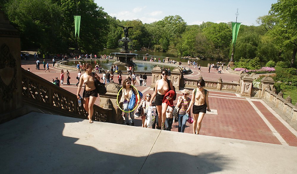Chicas con poca ropa, sobre todo leyendo, sobre todo al aire libre
 #37332371