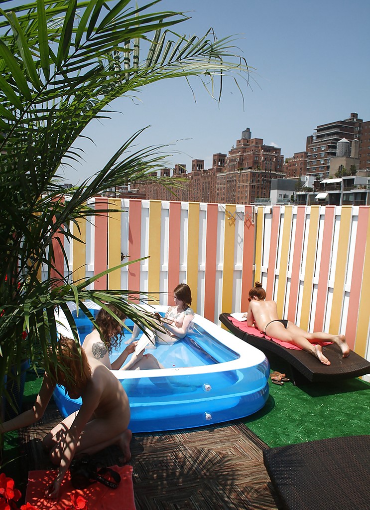 Chicas con poca ropa, sobre todo leyendo, sobre todo al aire libre
 #37332390