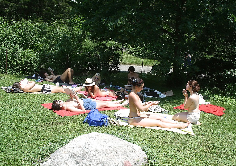 Chicas con poca ropa, sobre todo leyendo, sobre todo al aire libre
 #37332413