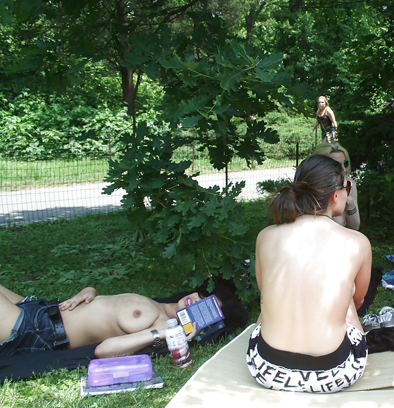 Chicas con poca ropa, sobre todo leyendo, sobre todo al aire libre
 #37332425