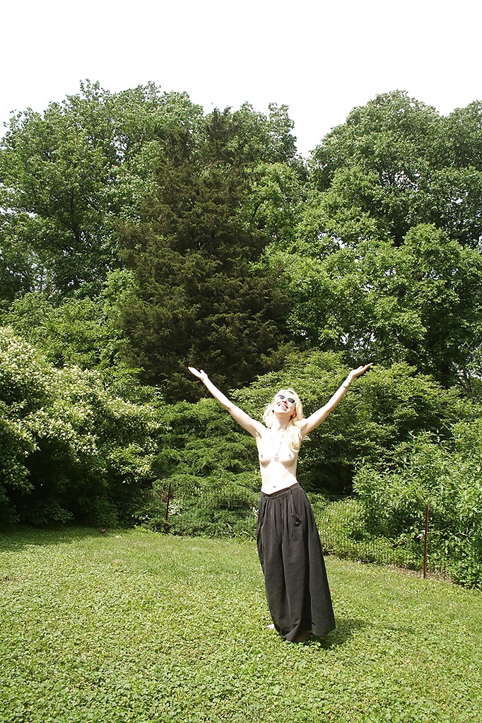 Chicas con poca ropa, sobre todo leyendo, sobre todo al aire libre
 #37332436