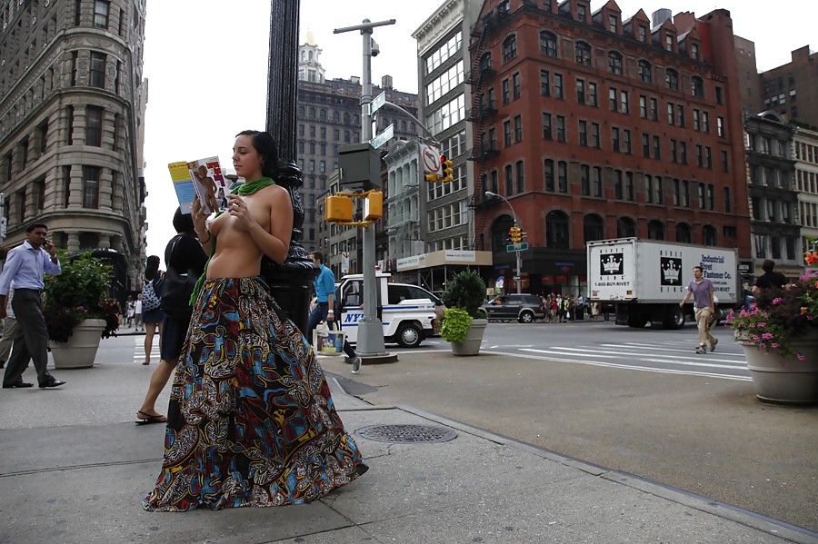 Chicas con poca ropa, sobre todo leyendo, sobre todo al aire libre
 #37332456