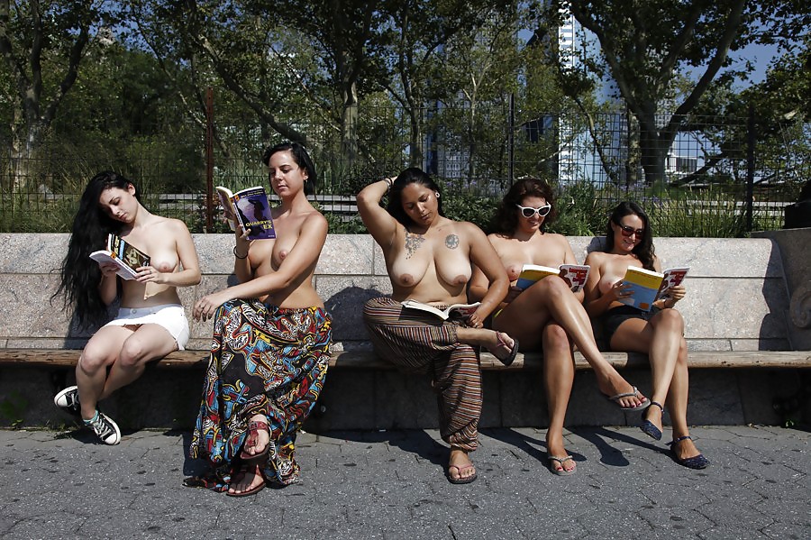 Chicas con poca ropa, sobre todo leyendo, sobre todo al aire libre
 #37332466