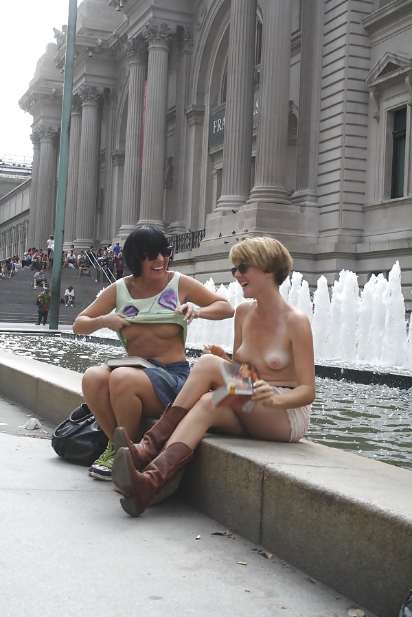 Chicas con poca ropa, sobre todo leyendo, sobre todo al aire libre
 #37332477