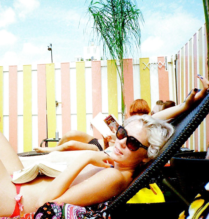 Chicas con poca ropa, sobre todo leyendo, sobre todo al aire libre
 #37332486