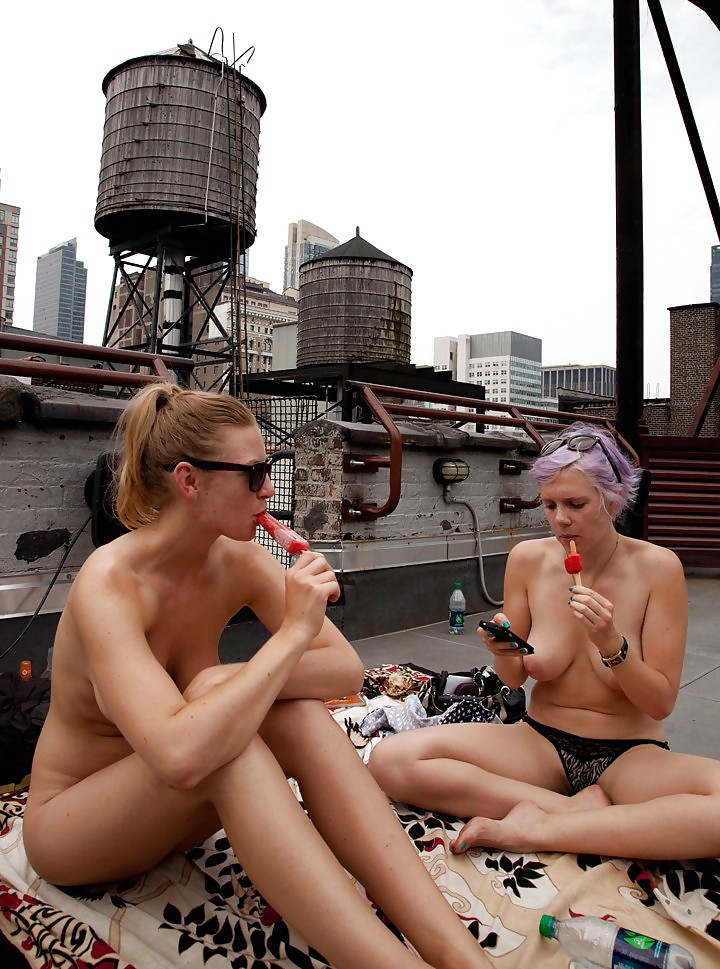 Chicas con poca ropa, sobre todo leyendo, sobre todo al aire libre
 #37332538