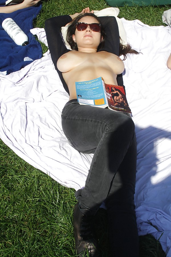 Chicas con poca ropa, sobre todo leyendo, sobre todo al aire libre
 #37332546