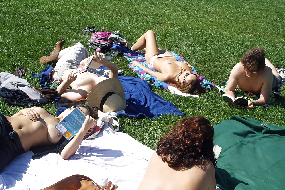 Chicas con poca ropa, sobre todo leyendo, sobre todo al aire libre
 #37332556
