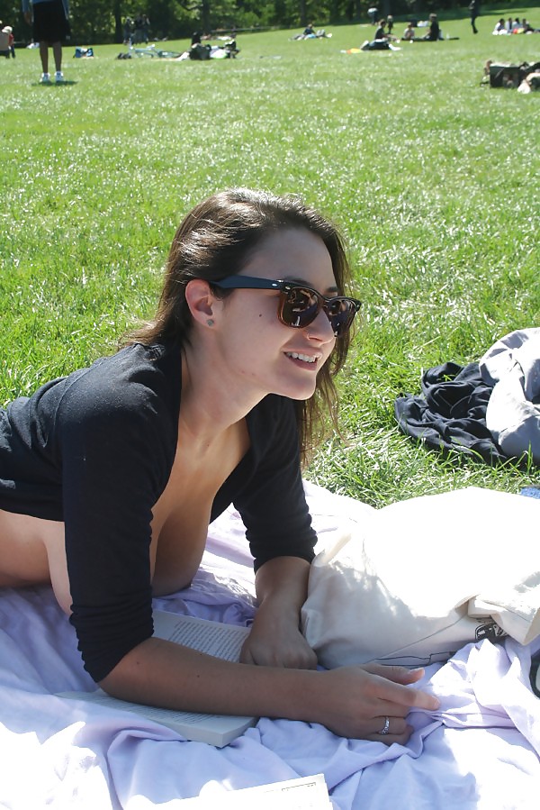 Chicas con poca ropa, sobre todo leyendo, sobre todo al aire libre
 #37332563