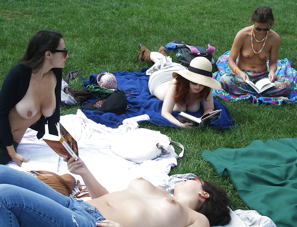 Chicas con poca ropa, sobre todo leyendo, sobre todo al aire libre
 #37332567